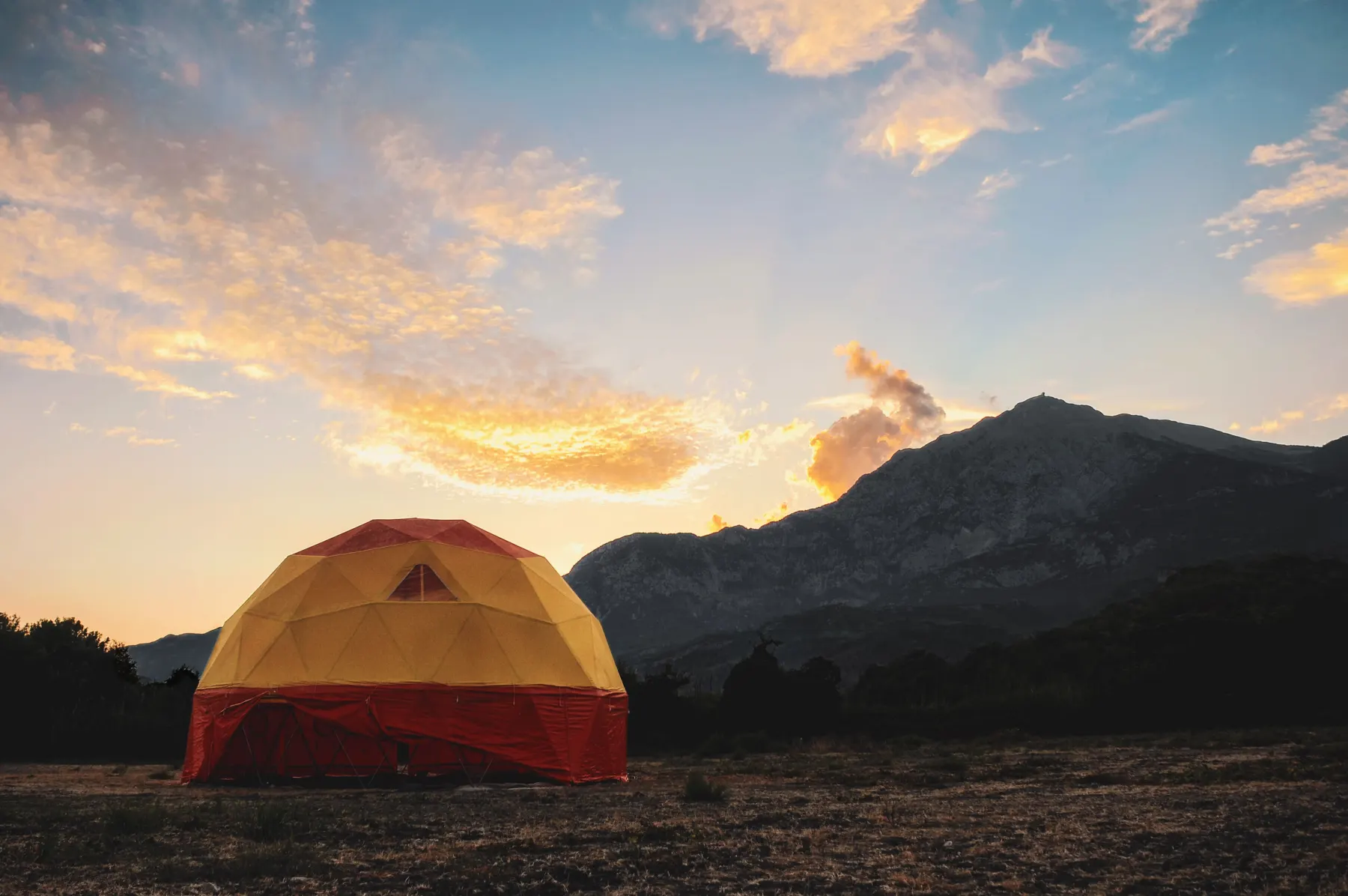 Camping / pole namiotowe z widokiem na góry